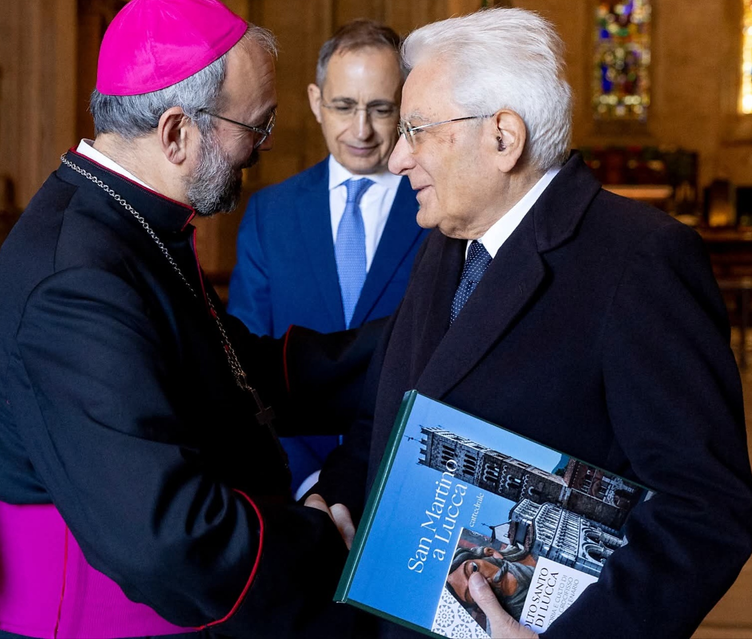 Il Presidente della Repubblica Mattarella con il nostro libro su San Martino